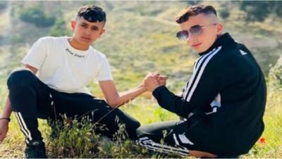 صنعاء نيوز - 
أفرجت السلطات الإسرائيلية عن الطفل الفلسطيني عبد الرحمن عامر الزغل البالغ من العمر 14 عاما، ضمن صفقة تبادل الأسرى مع "حماس".

وقبل 3 أشهر من الآن، أطلق الجيش الإسرائيلي الرصاص
