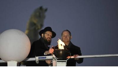 صنعاء نيوز - 
احتفل المستشار الألماني أولاف شولتس، والرئيس الفرنسي إيمانويل ماكرون، والرئيس الأوكراني فلاديمير زيلينسكي بعيد الأنوار اليهودي