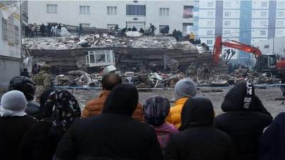 صنعاء نيوز - 
بعد الساعة الرابعة بقليل من فجر يوم 6 فبراير عام 2023، ضرب زلزال مدمر مناطق بجنوب تركيا ثم تبعه زلزال ثان، وامتد تأثيرهما إلى سوريا