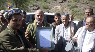 الحديدة تزين ساحلها برمز تراثي.. مجسم الجرة يتحول إلى معلم بحري جديد